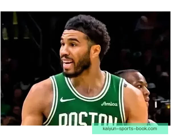 塔图姆向裁判索要技术犯规仍被判罚他逐渐找回比赛手感